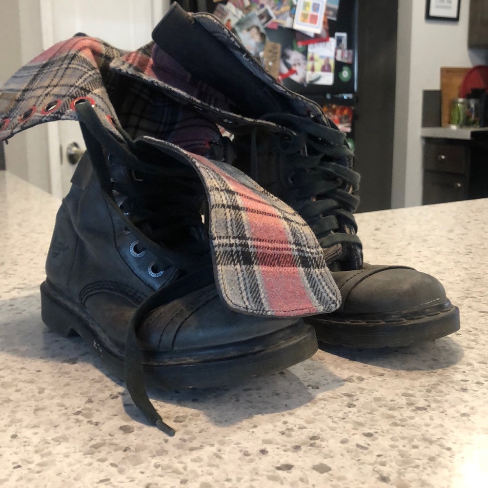 Dr. Martens triumph boot with plaid lining 👣